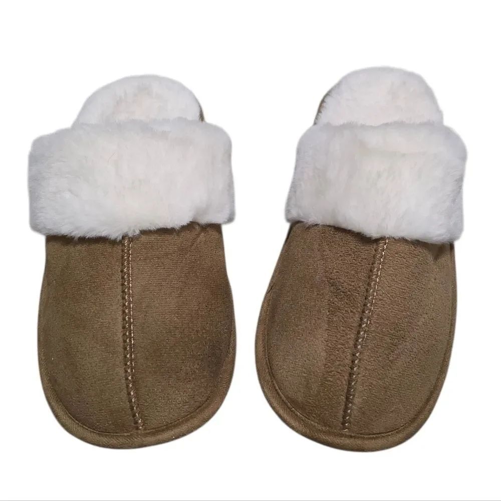 Totes Cozy Tan Slippers with White Faux Fur Lining